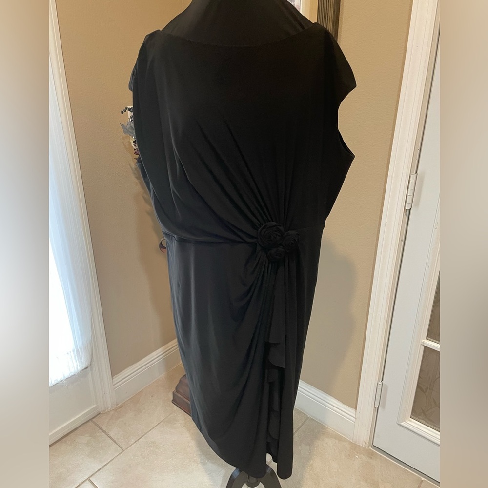 20W Jones New York black dress with rosettes, ruching - super flattering!